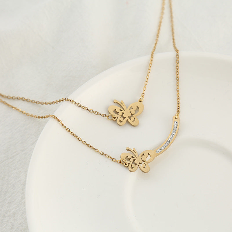 Collar y pendientes con forma de reloj con disco pequeño y brillantes de diamantes