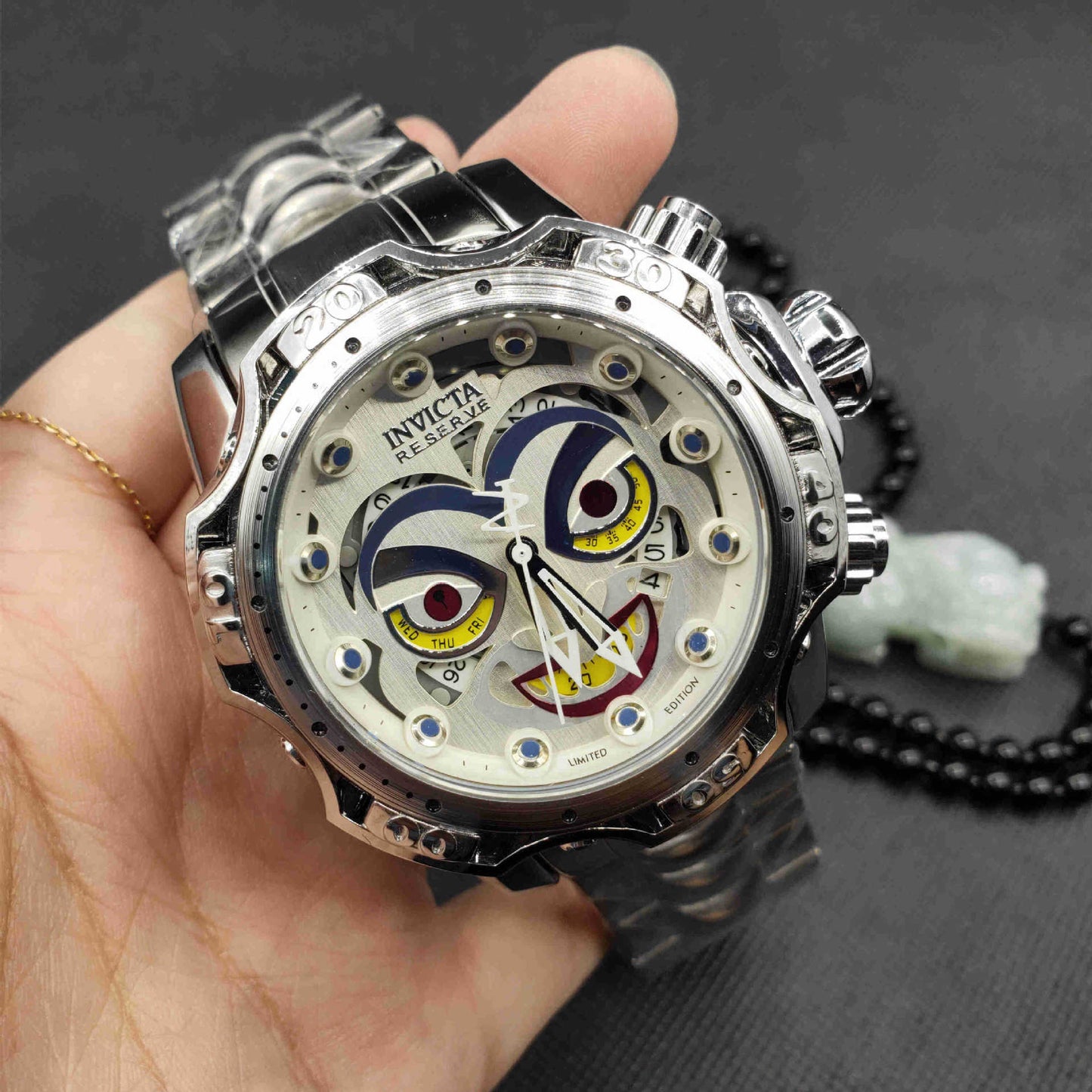 Reloj de cuarzo de alta calidad con todas las funciones.