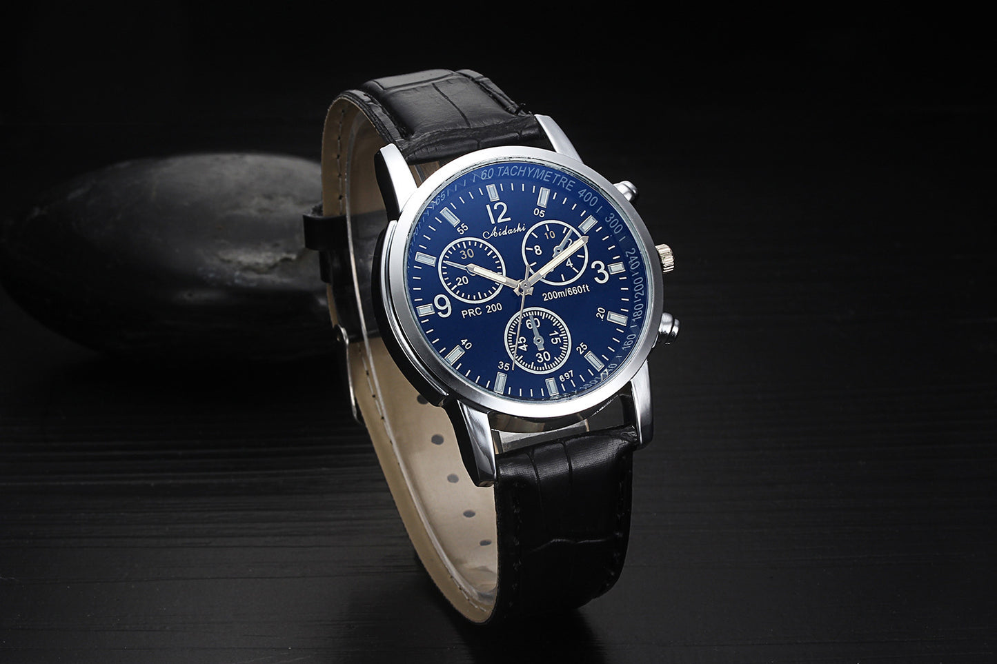 Cinturón de tres ojales de cristal azul para hombre.