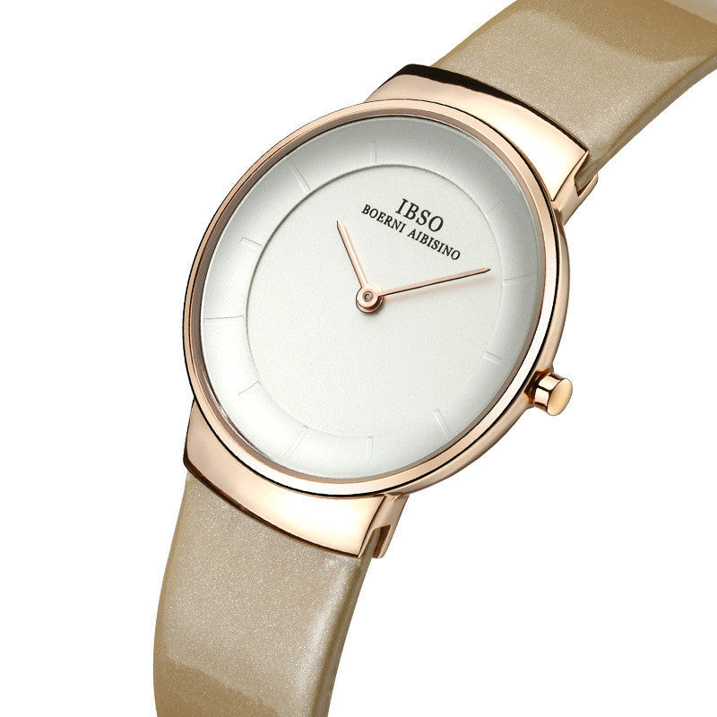 Nuevo reloj de cuarzo minimalista y fino para mujer.