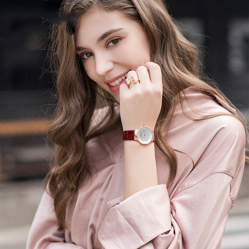 Nuevo reloj de cuarzo minimalista y fino para mujer.