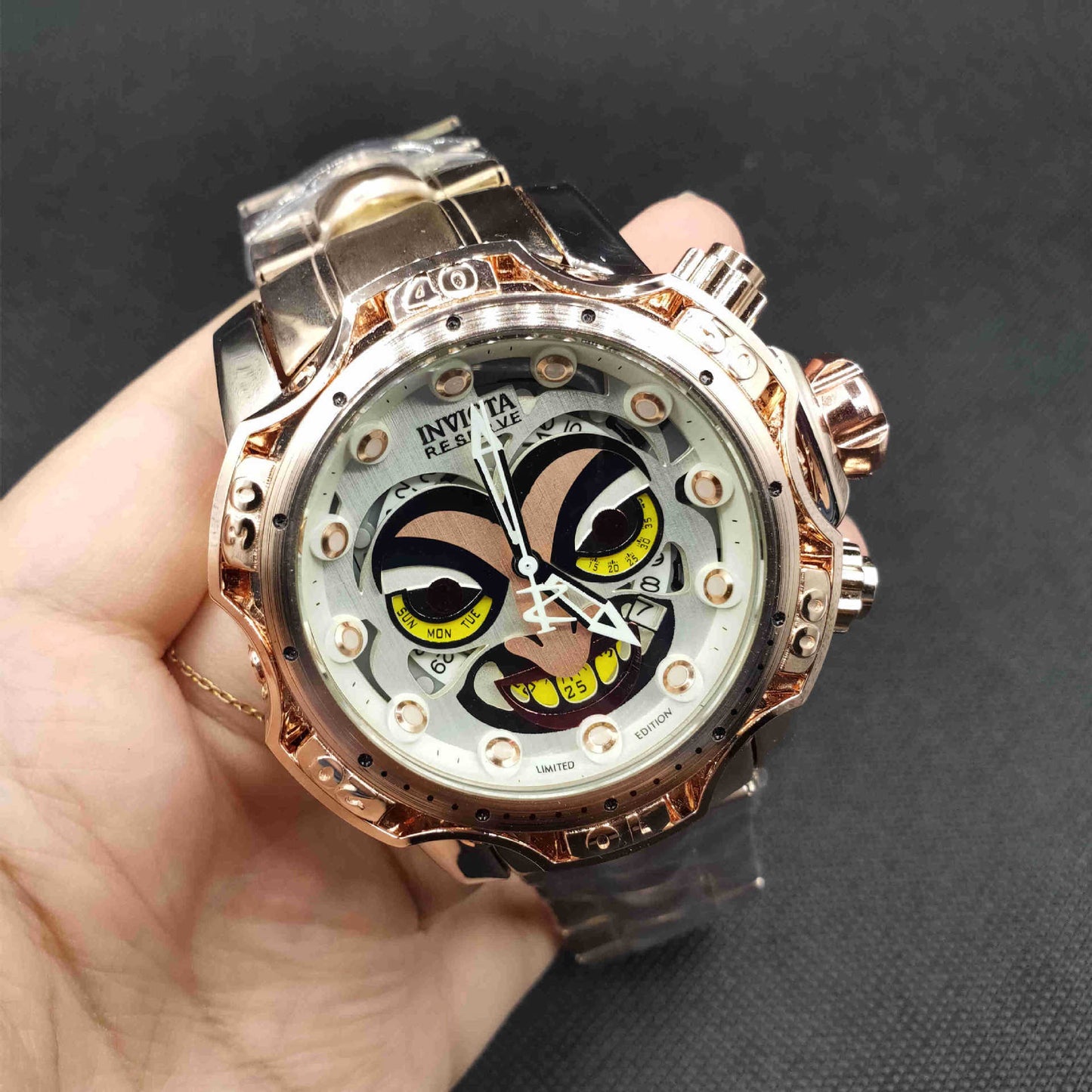 Reloj de cuarzo de alta calidad con todas las funciones.