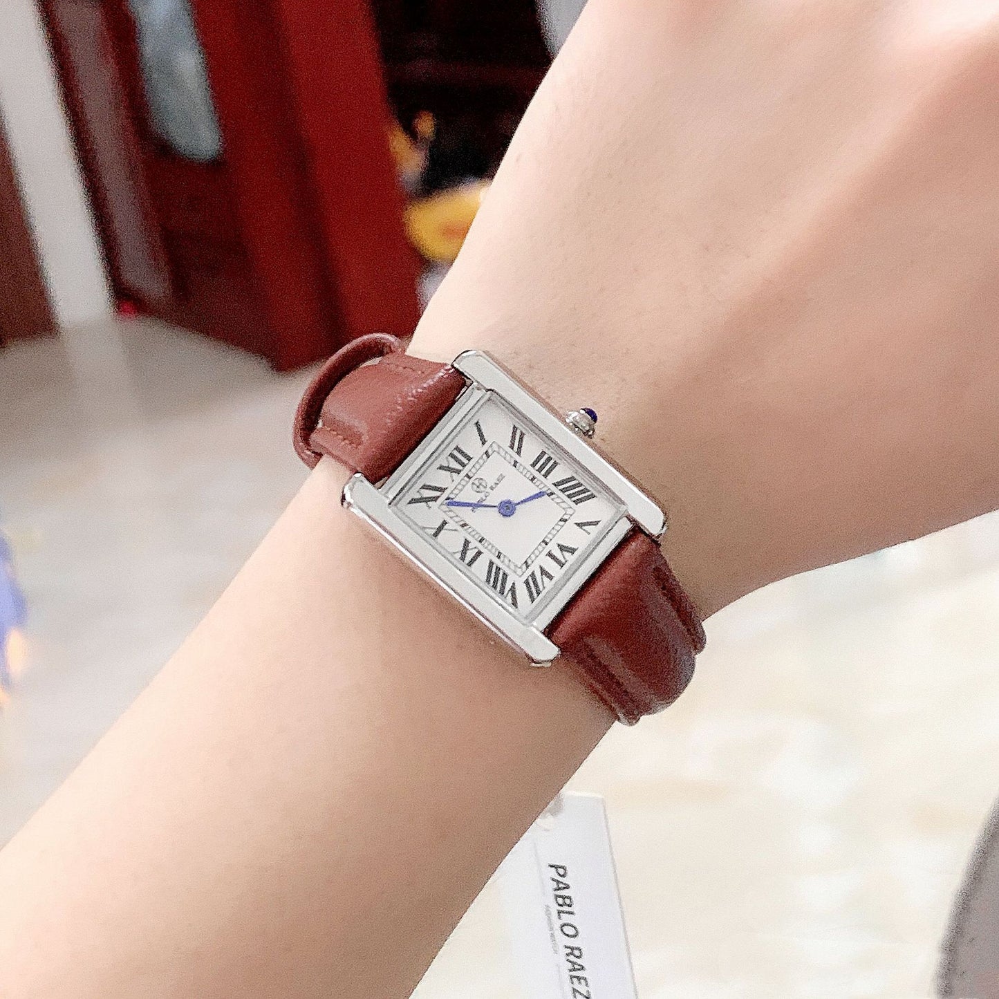 Reloj de cuarzo con correa y esfera rectangular para mujer con escala romana