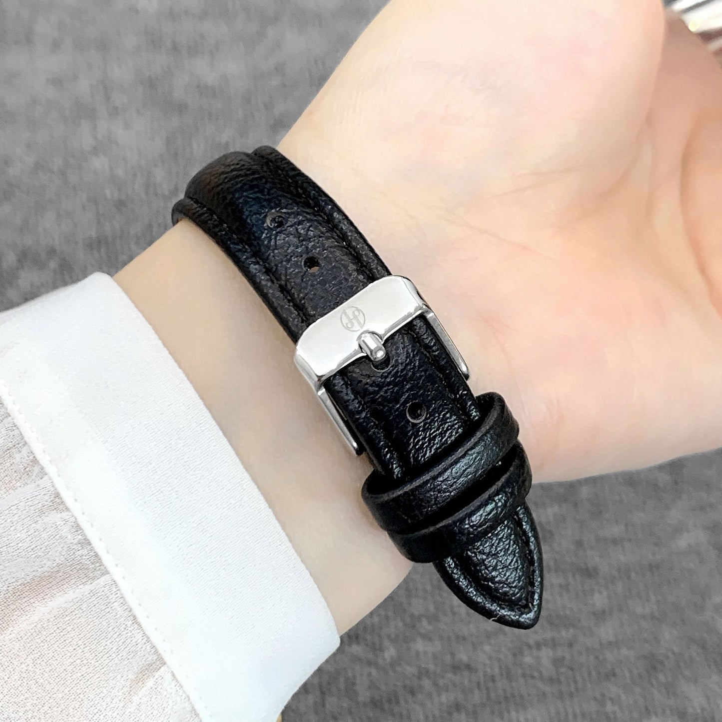 Reloj de cuarzo con correa y esfera rectangular para mujer con escala romana