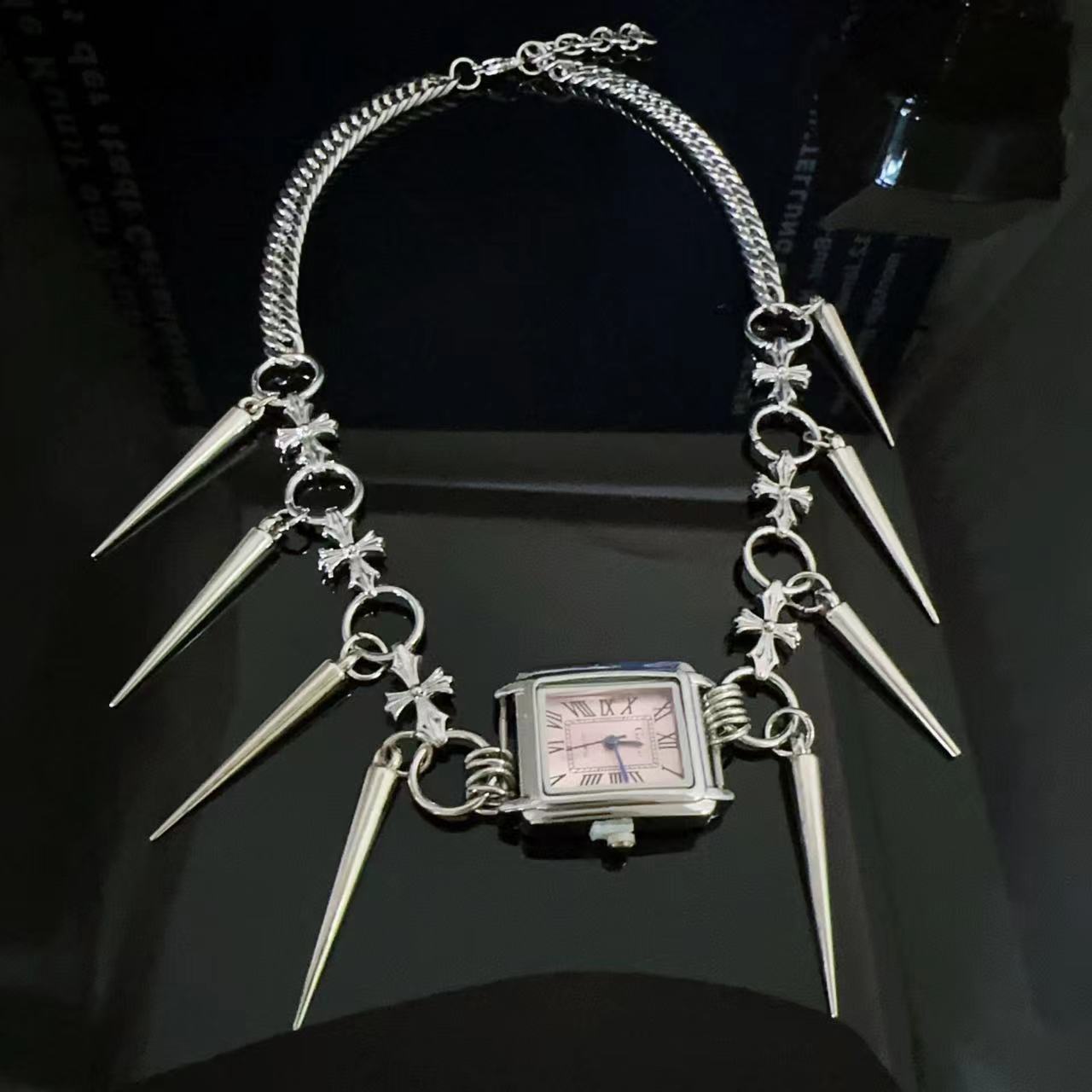 トレンディでクールなホットガールリベットクロスウォッチネックレス