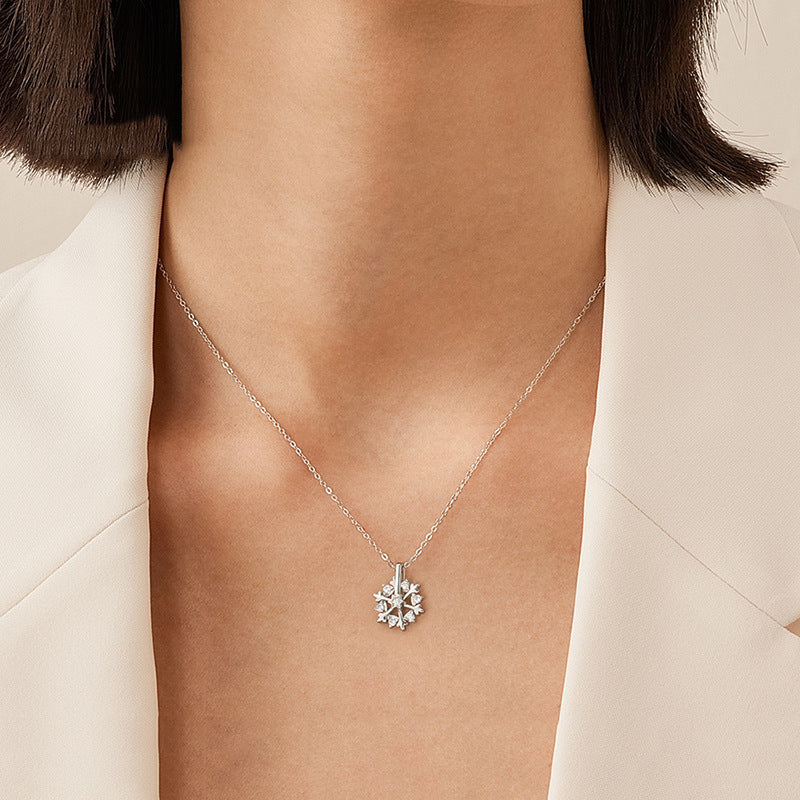 Collar de copo de nieve giratorio de plata 925 para mujer, diseño de nicho de lujo, joyería de diamantes de imitación brillantes, regalo de cumpleaños de otoño e invierno para amigos