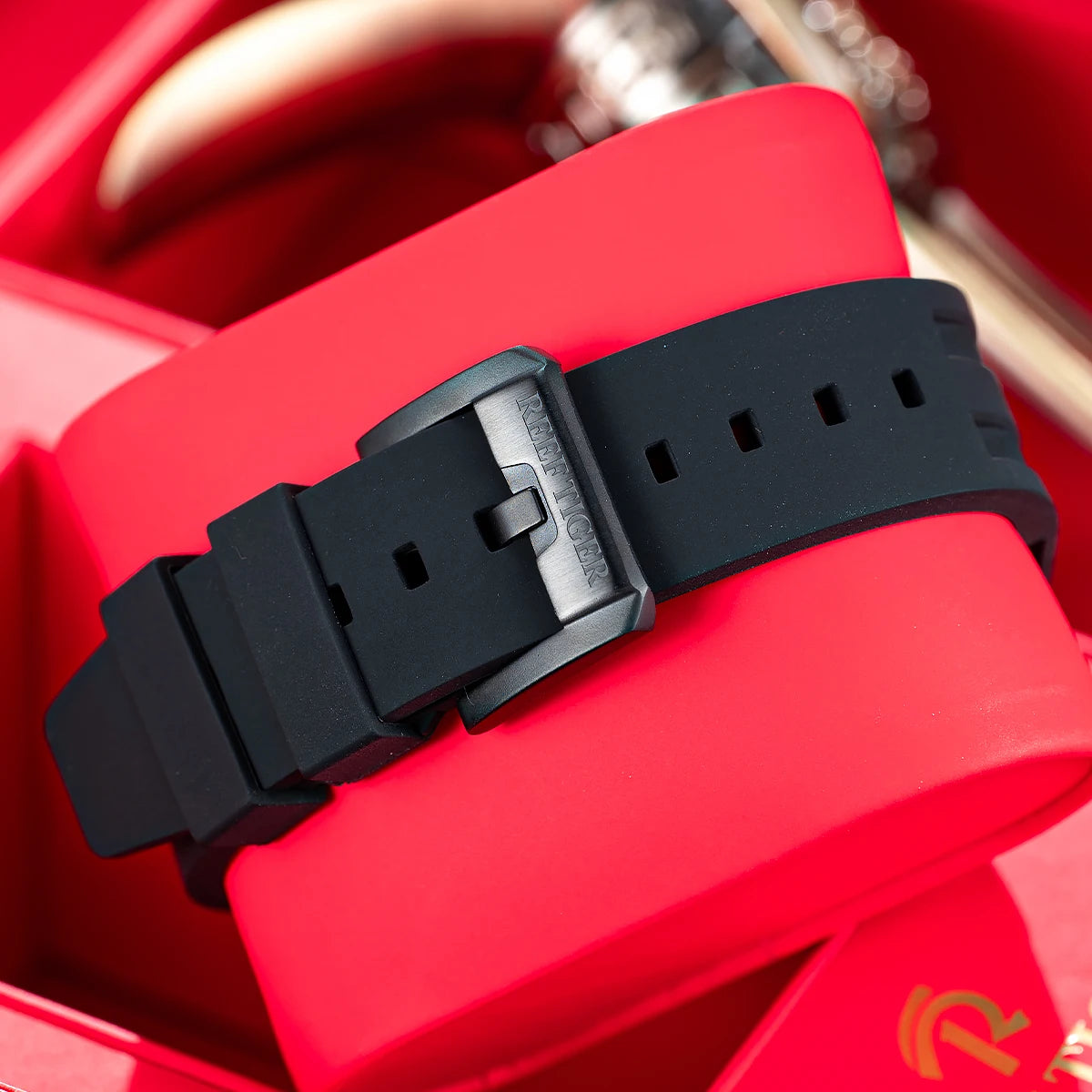 REEF TIGER Lion Dance Design Men’s Automatic Watch Tonneau Super Lumious Red Rubber Band Waterproof Mechanical Watches RGA3009-L