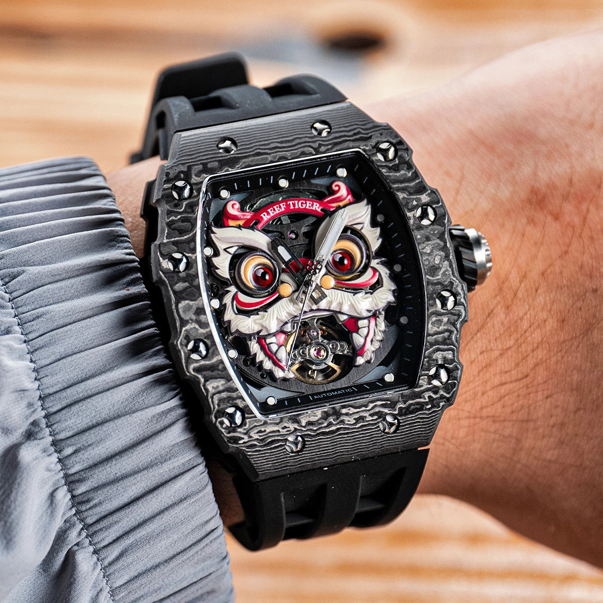 REEF TIGER Lion Dance Design Men’s Automatic Watch Tonneau Super Lumious Red Rubber Band Waterproof Mechanical Watches RGA3009-L