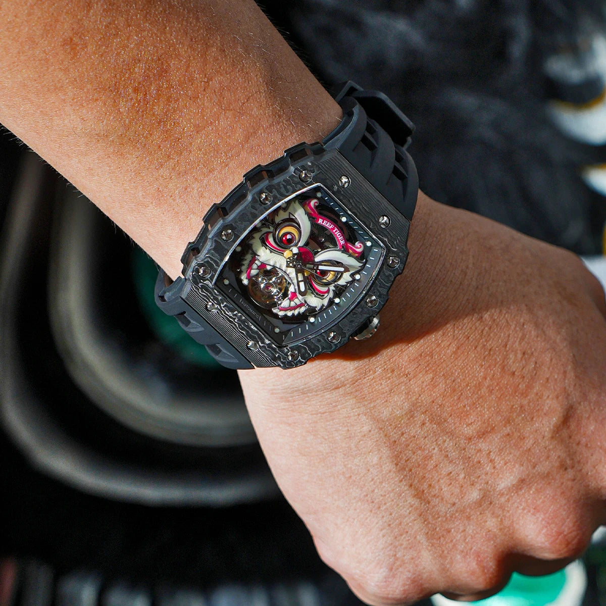 REEF TIGER Lion Dance Design Men’s Automatic Watch Tonneau Super Lumious Red Rubber Band Waterproof Mechanical Watches RGA3009-L