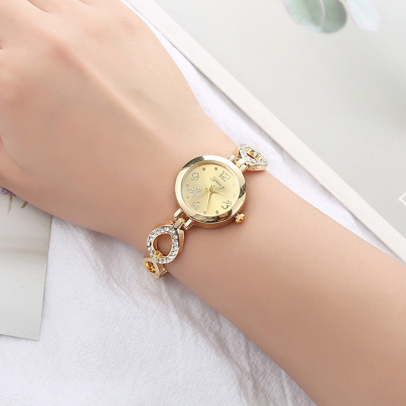 Collar y pendientes con forma de reloj con disco pequeño y brillantes de diamantes