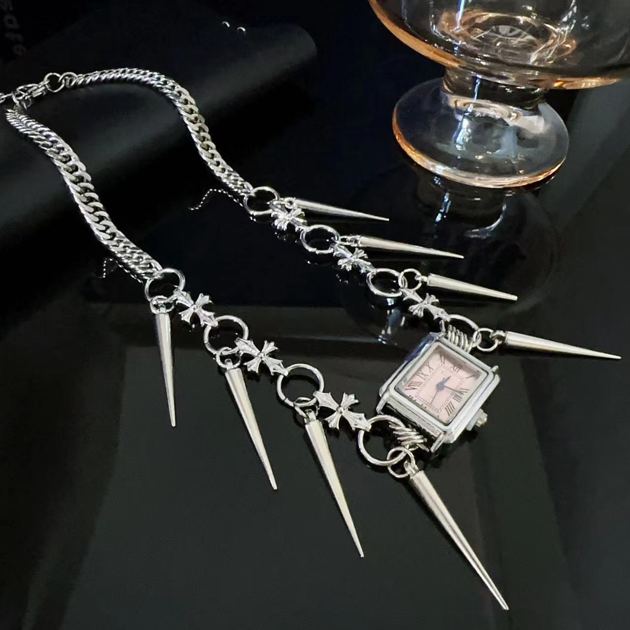 トレンディでクールなホットガールリベットクロスウォッチネックレス