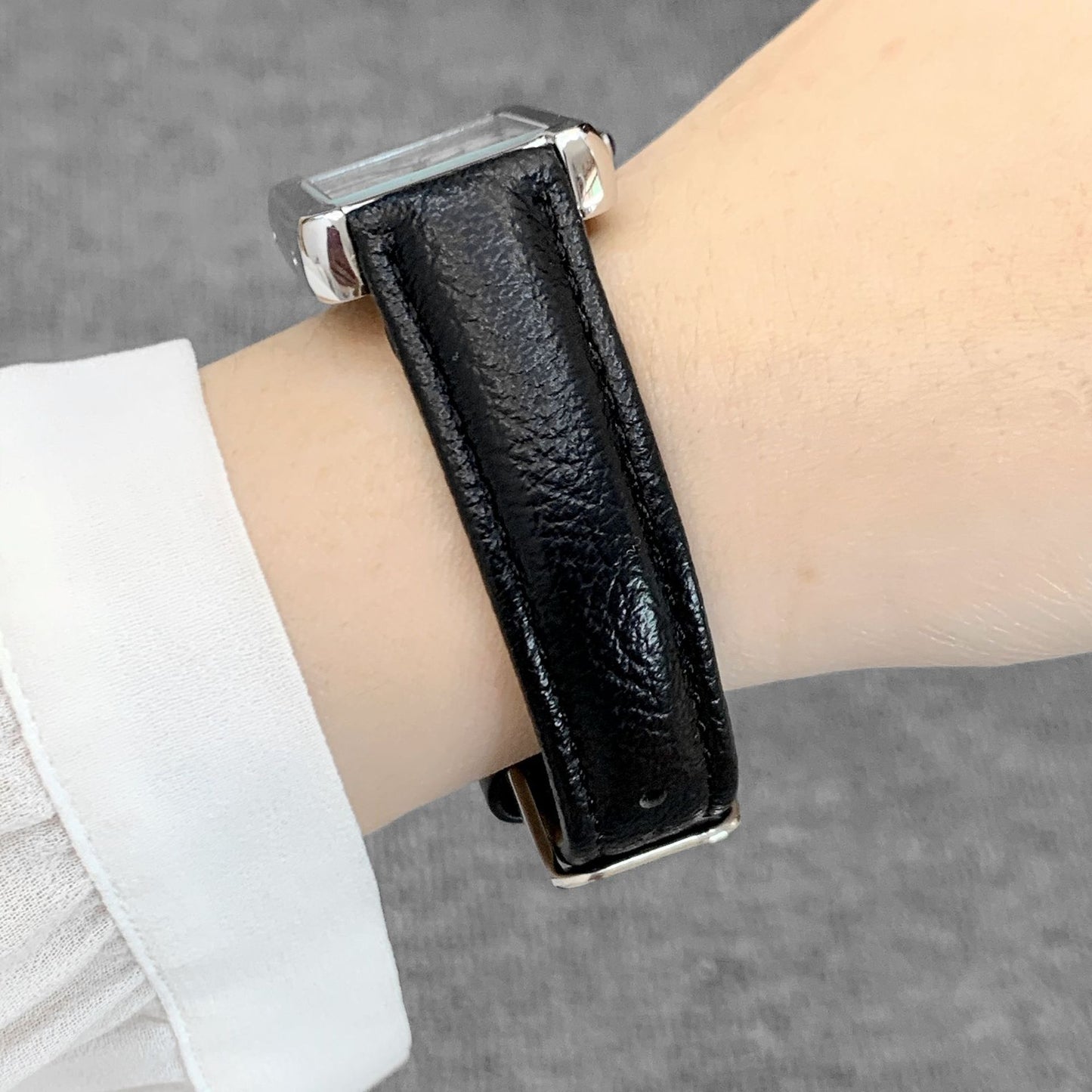 Reloj de cuarzo con correa y esfera rectangular para mujer con escala romana