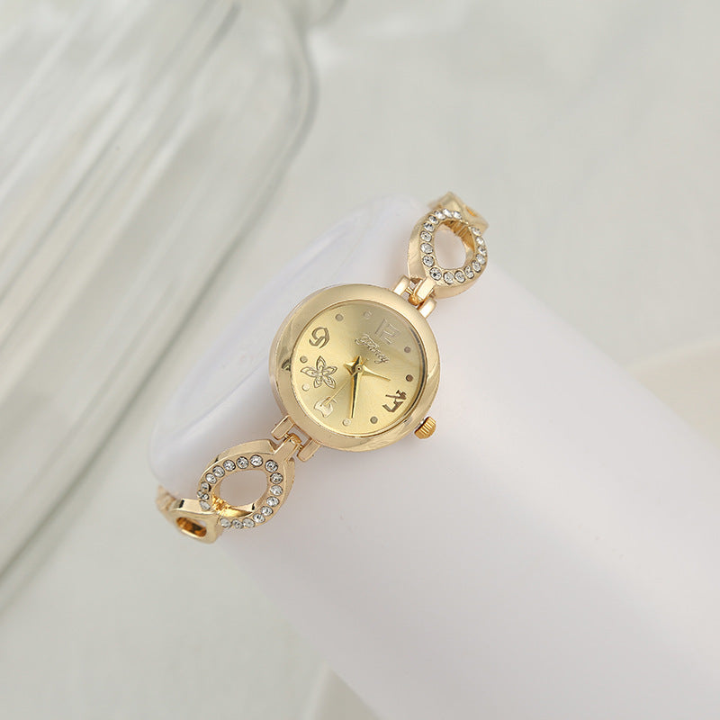 Collar y pendientes con forma de reloj con disco pequeño y brillantes de diamantes