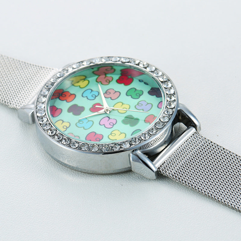 Estuche plateado con diseño de oso y diamantes