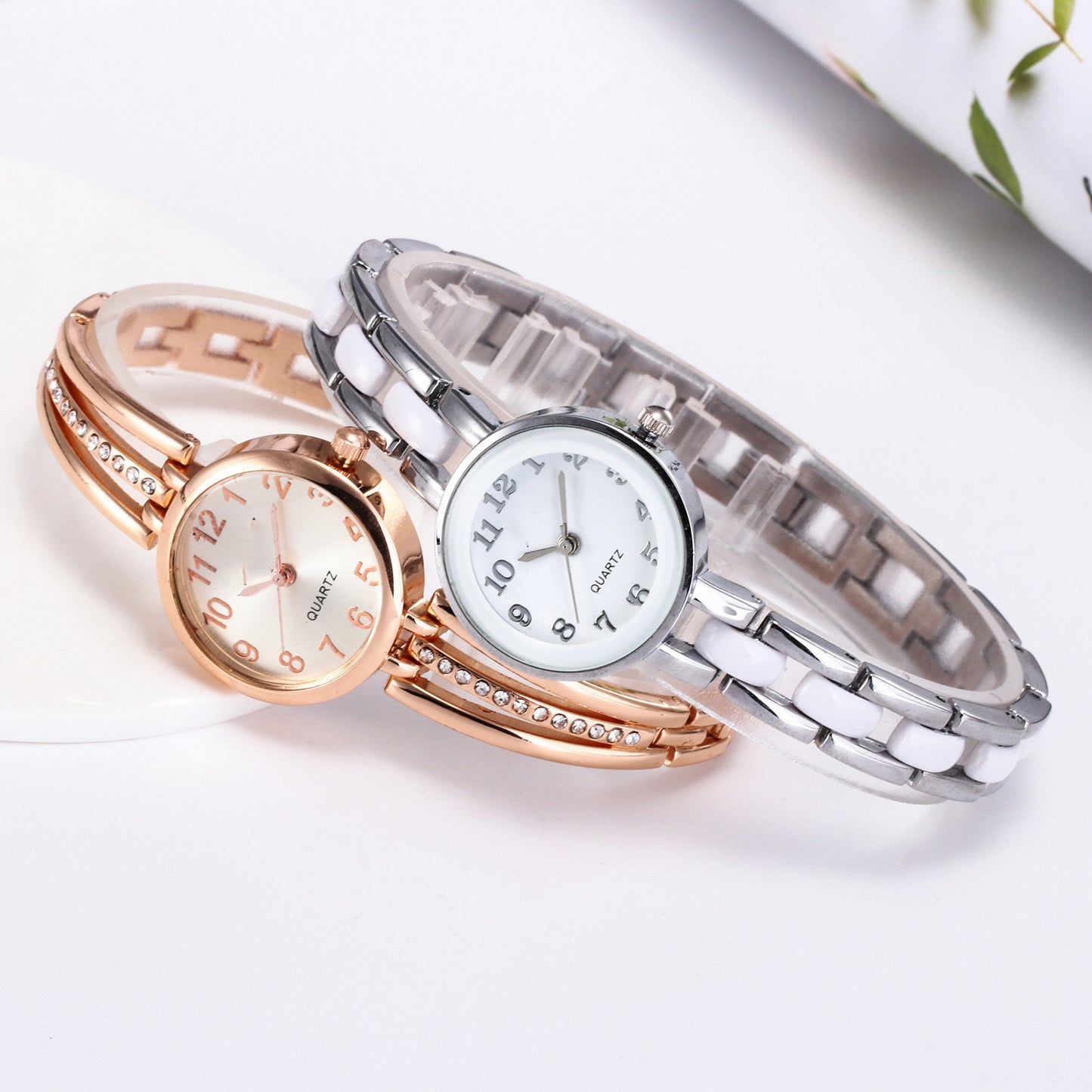 Reloj de pulsera sencillo con diamantes engastados para mujer