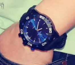 Reloj de pulsera con placa azul y roja