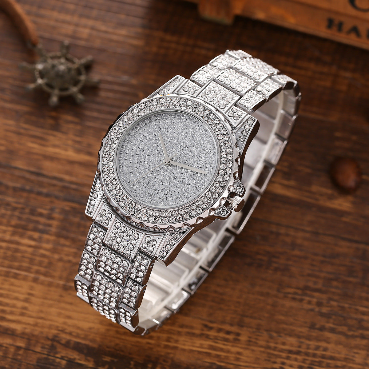 Conjunto de reloj con diamantes engastados