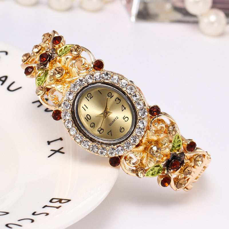 Reloj hueco con incrustaciones de flores