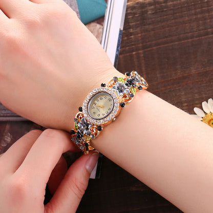 Reloj hueco con incrustaciones de flores