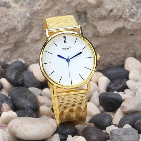 Reloj de oro con diamantes de doble fila y escala de números romanos con diamantes de agua en inglés