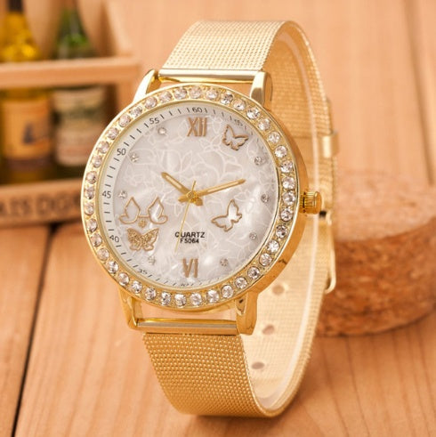 Reloj de oro con diamantes de doble fila y escala de números romanos con diamantes de agua en inglés