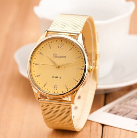 Reloj de oro con diamantes de doble fila y escala de números romanos con diamantes de agua en inglés