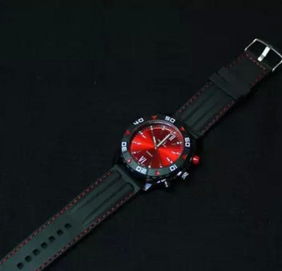 Reloj de pulsera con placa azul y roja