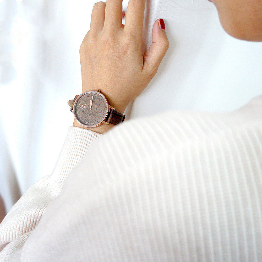 Reloj de cuarzo para mujer con aguja de madera.