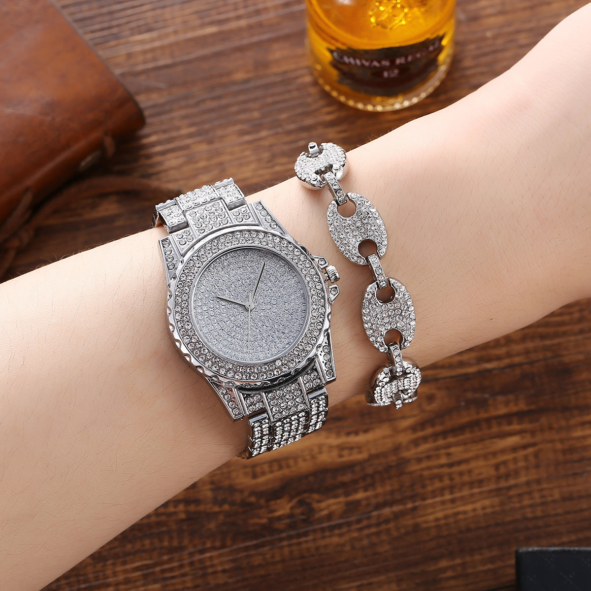 Conjunto de reloj con diamantes engastados