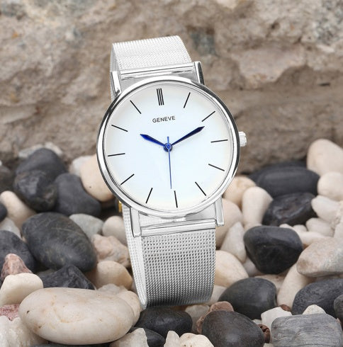 Reloj de oro con diamantes de doble fila y escala de números romanos con diamantes de agua en inglés