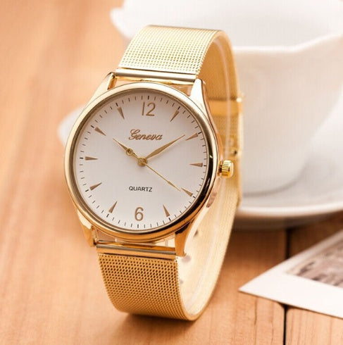 Reloj de oro con diamantes de doble fila y escala de números romanos con diamantes de agua en inglés