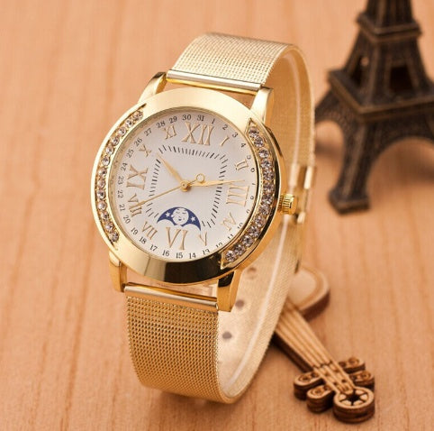 Reloj de oro con diamantes de doble fila y escala de números romanos con diamantes de agua en inglés