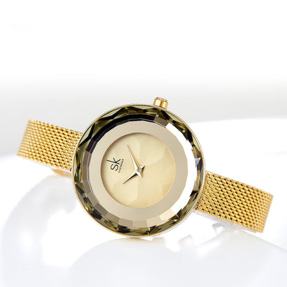 Reloj de cristal con correa de malla para mujer.