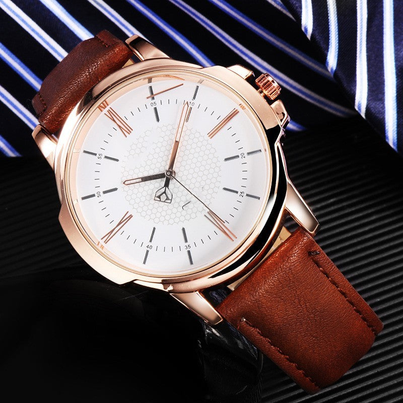 El reloj de cinturón para hombre es simple y moderno.