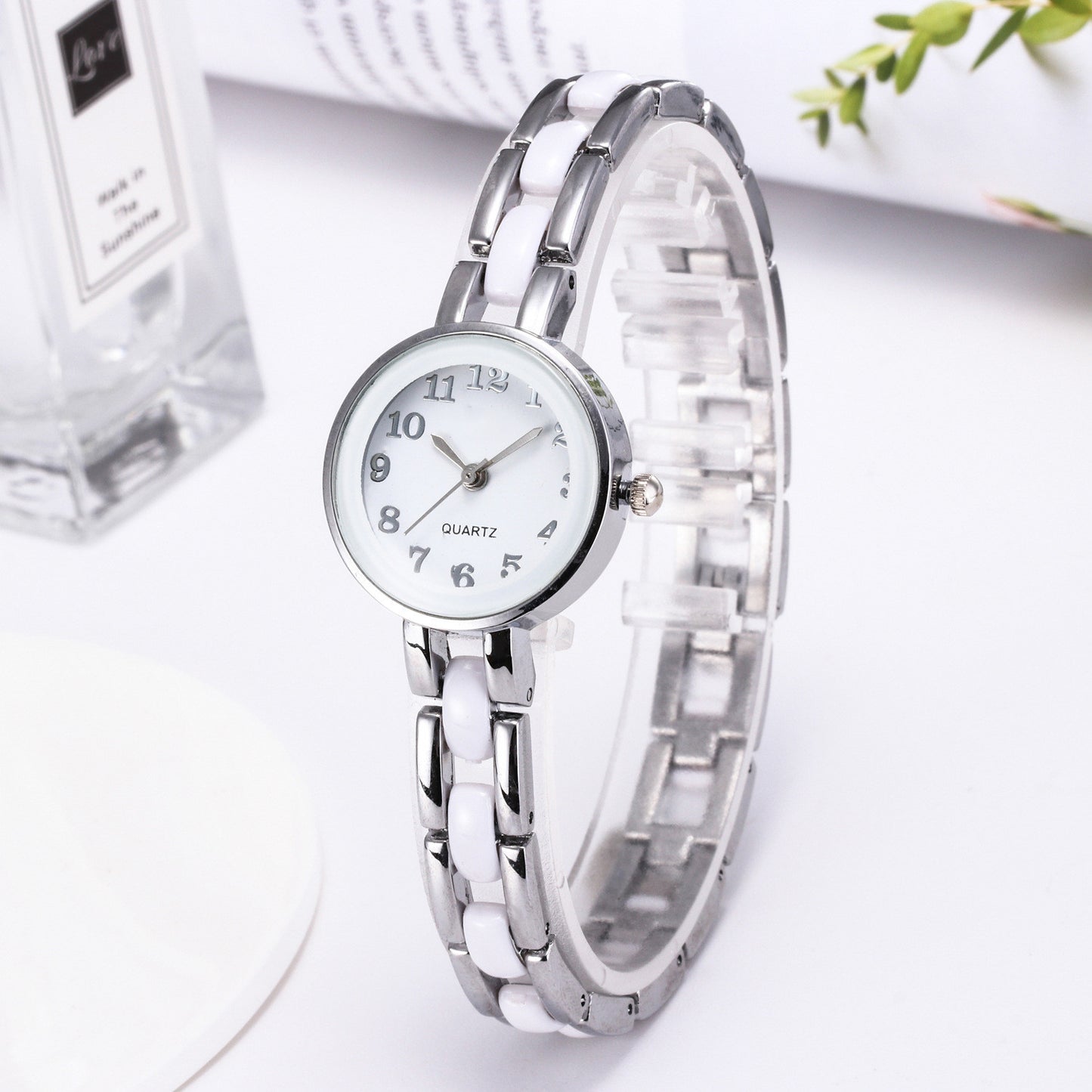 Reloj de pulsera sencillo con diamantes engastados para mujer