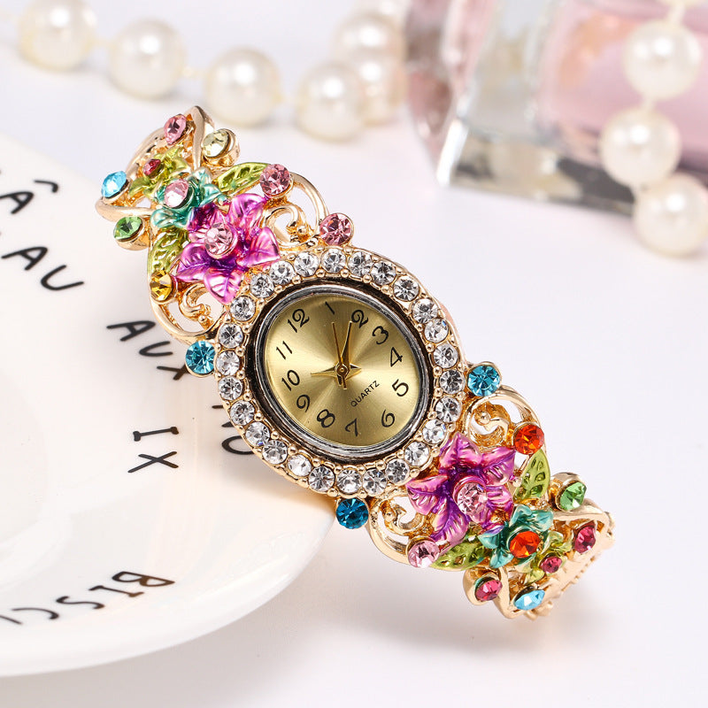 Reloj hueco con incrustaciones de flores