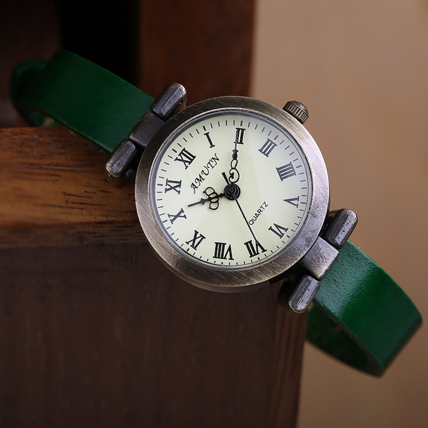 Reloj de cuarzo retro para mujer con diseño de bosque de literatura japonesa