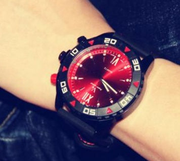 Reloj de pulsera con placa azul y roja