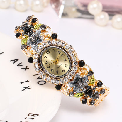 Reloj hueco con incrustaciones de flores