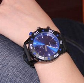 Reloj de pulsera con placa azul y roja