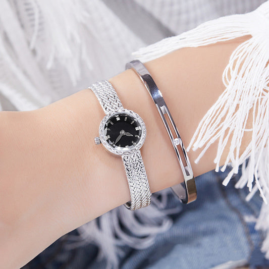 Reloj de mujer dorado pequeño de lujo ligero de interés especial retro simple