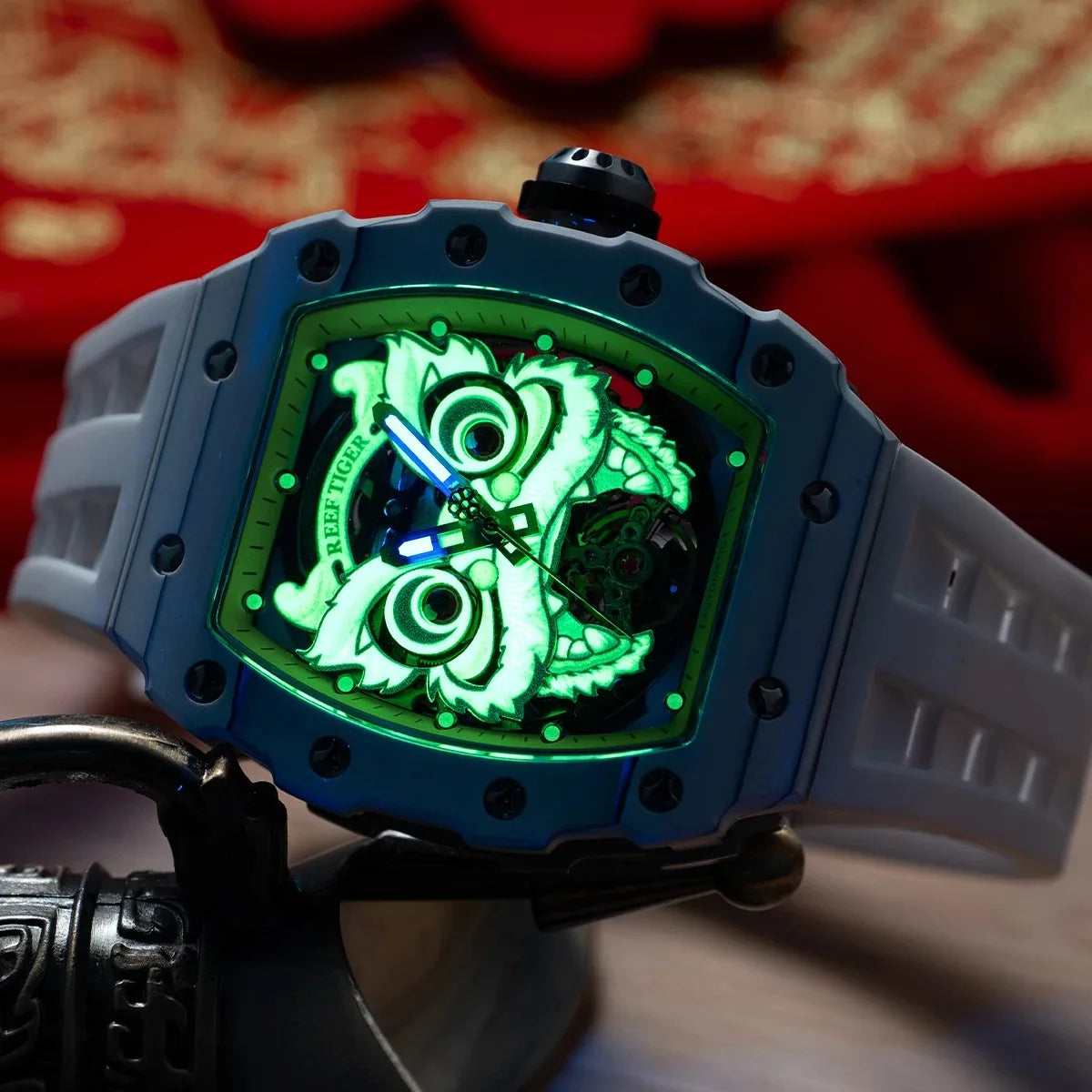 Reloj Automático Reef Tiger para hombre, reloj de pulsera mecánico Tonneau, caja de fibra de carbono, correa de fluororubber, Esfera luminosa de danza del león