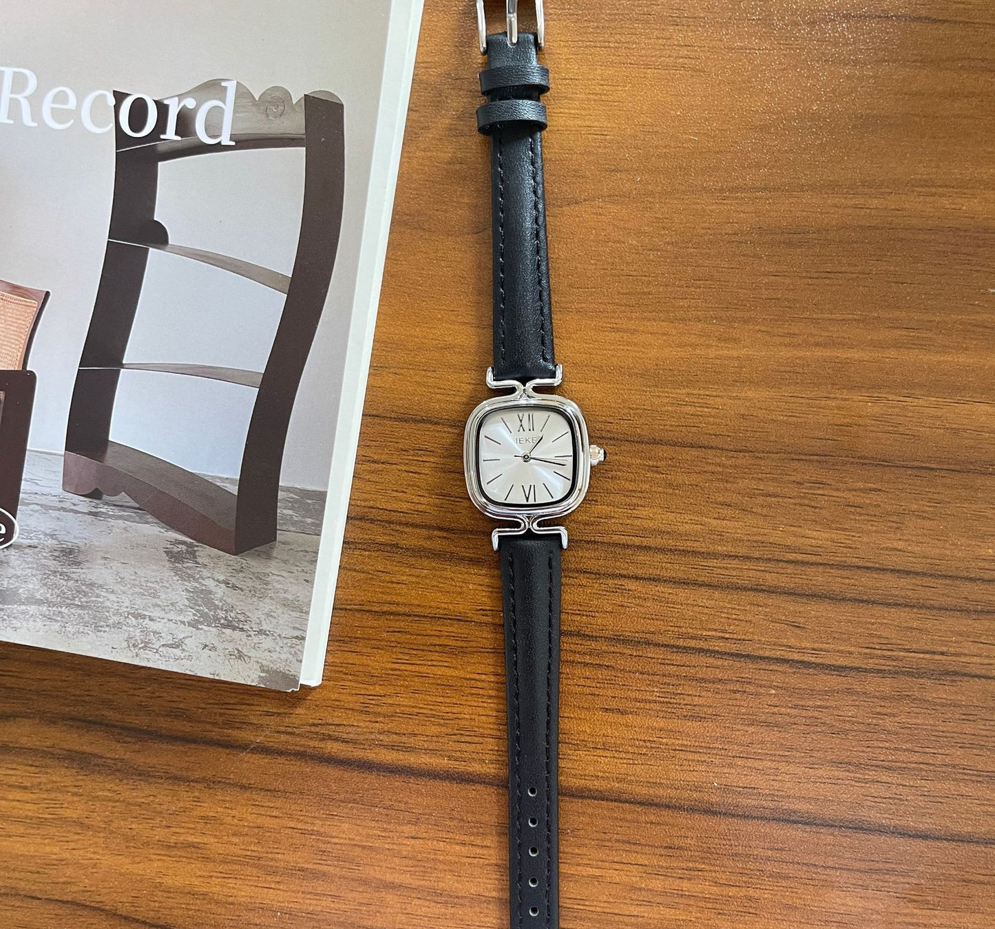 Reloj con correa y esfera de estilo retro para mujeres