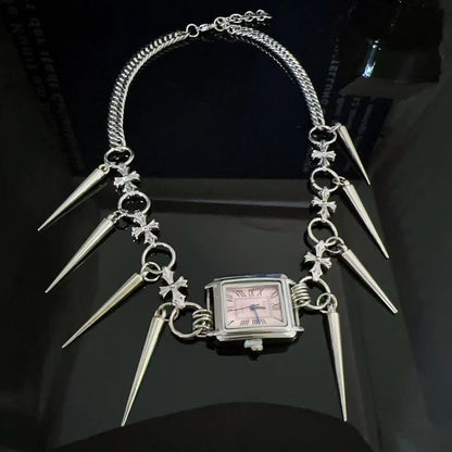 Collar con reloj con remaches en forma de cruz para chica moderna y atractiva