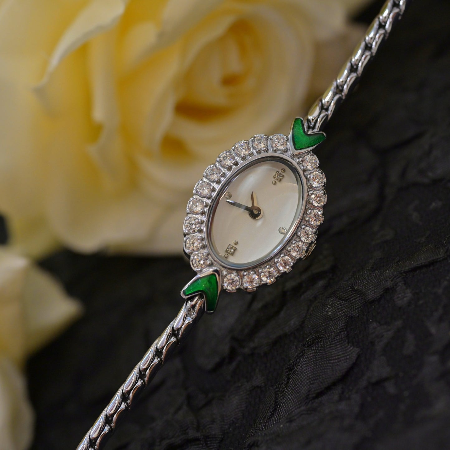 Reloj europeo pequeño de oro para mujer, hecho a mano, con incrustaciones de diamantes de imitación, estilo antiguo medio